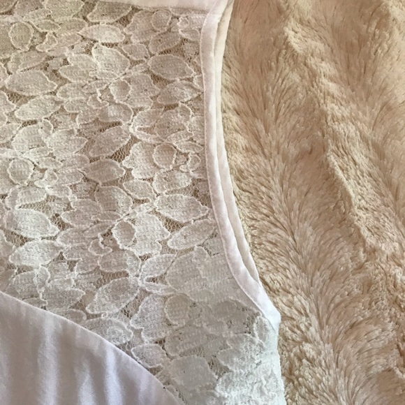 😀 $30/3 Soft lace inset sleeveless blouse - Picture 5 of 6